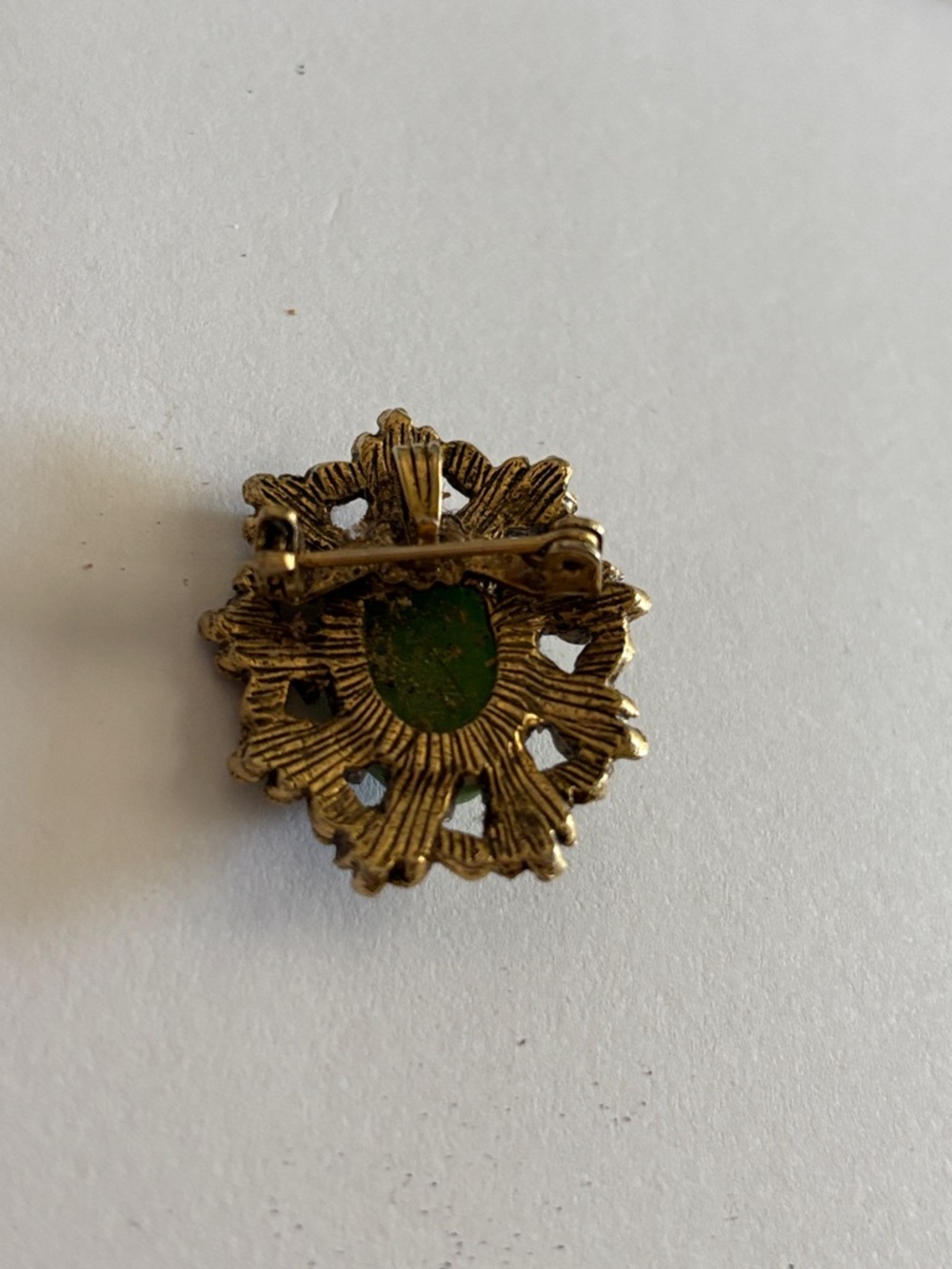 Vintage Floral Cameo brooch/brooch in Green and Gold toned - Picture 2 of 2